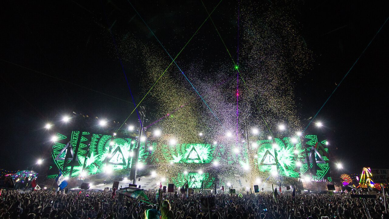 Outdoor headlining stage at EDC 2015 featuring large LED wall