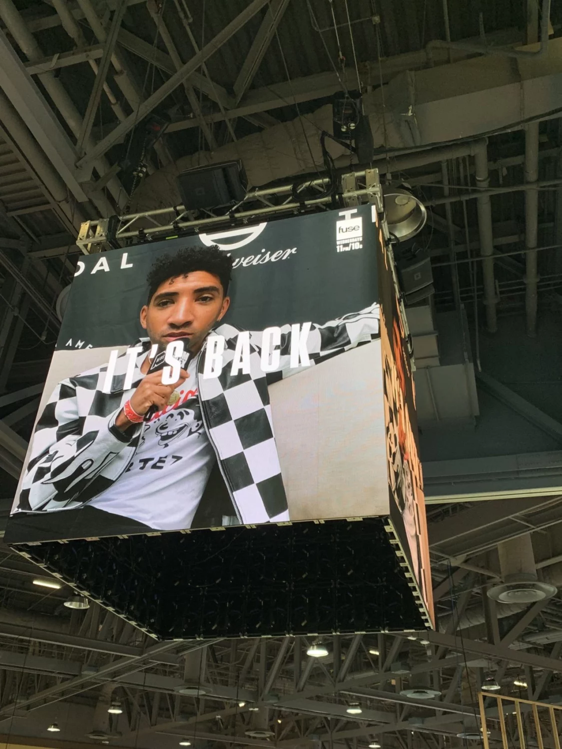 Image LED cube at Complex Con