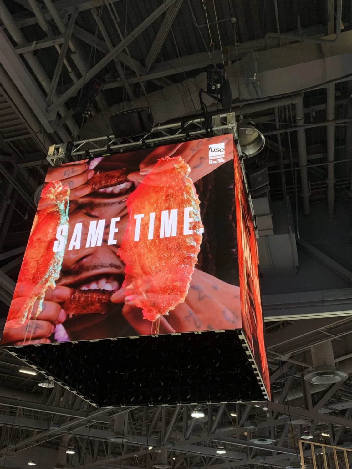 Image LED cube at Complex Con