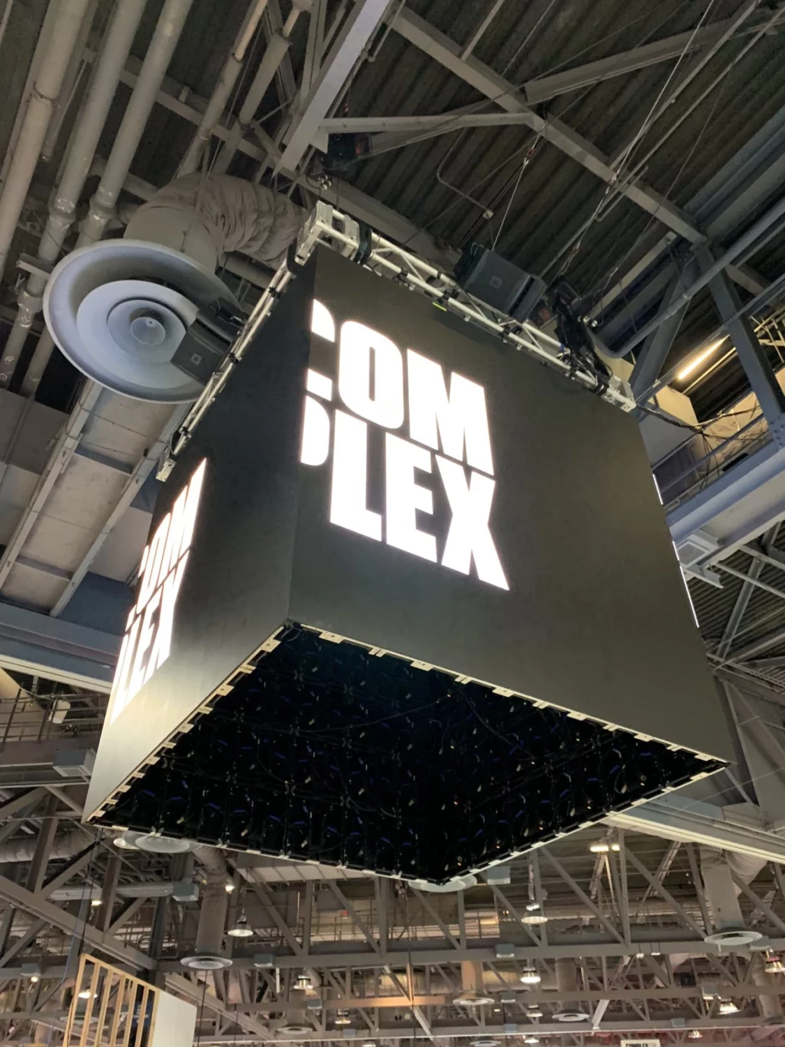 Image LED cube at Complex Con