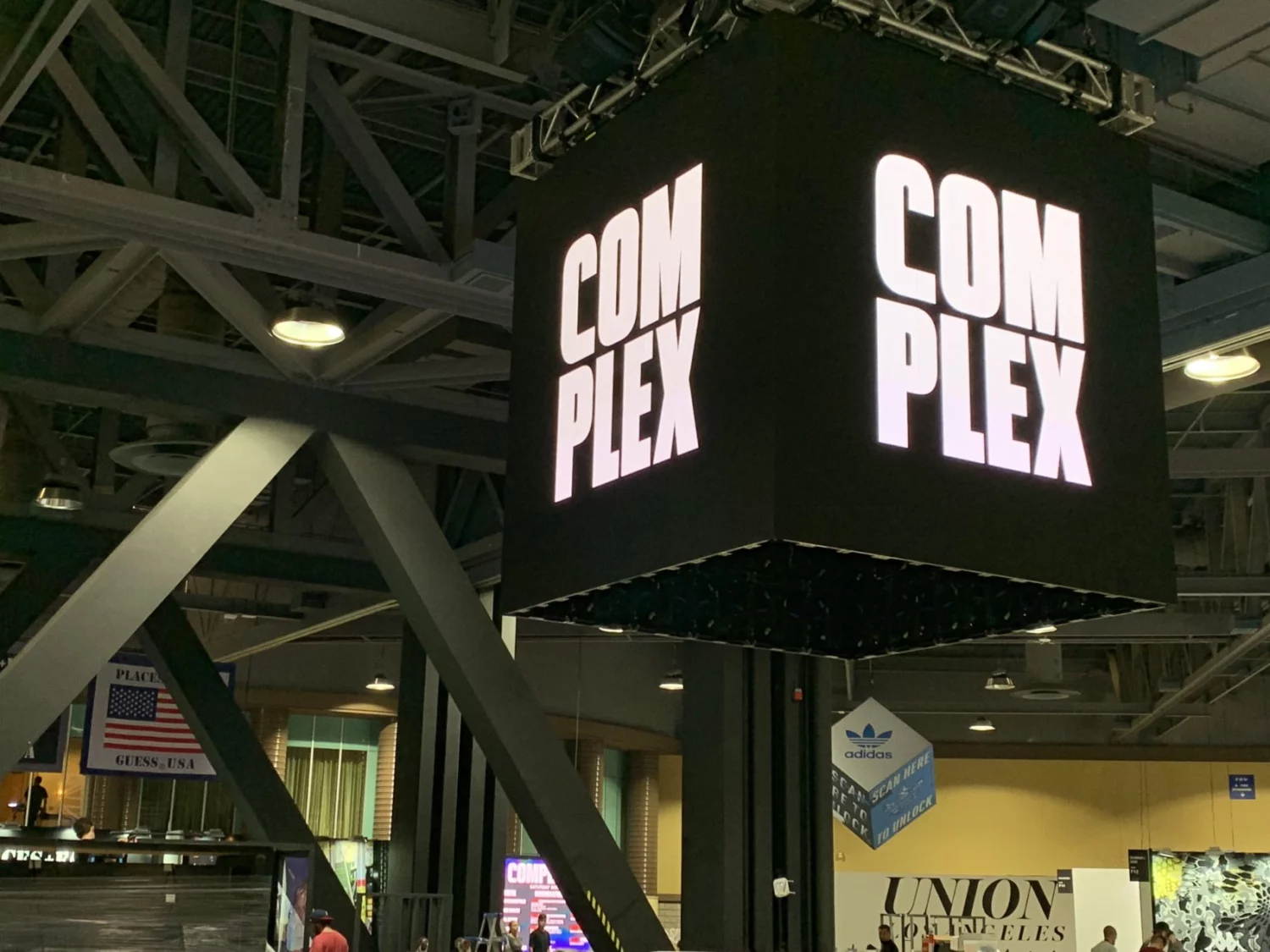 Image LED cube at Complex Con